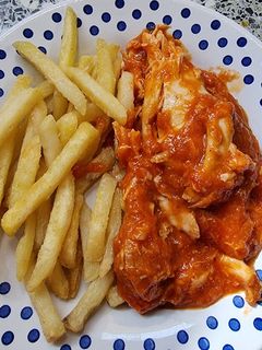 Una foto de Pollo en salsa de tomate Fit con patatas al horno