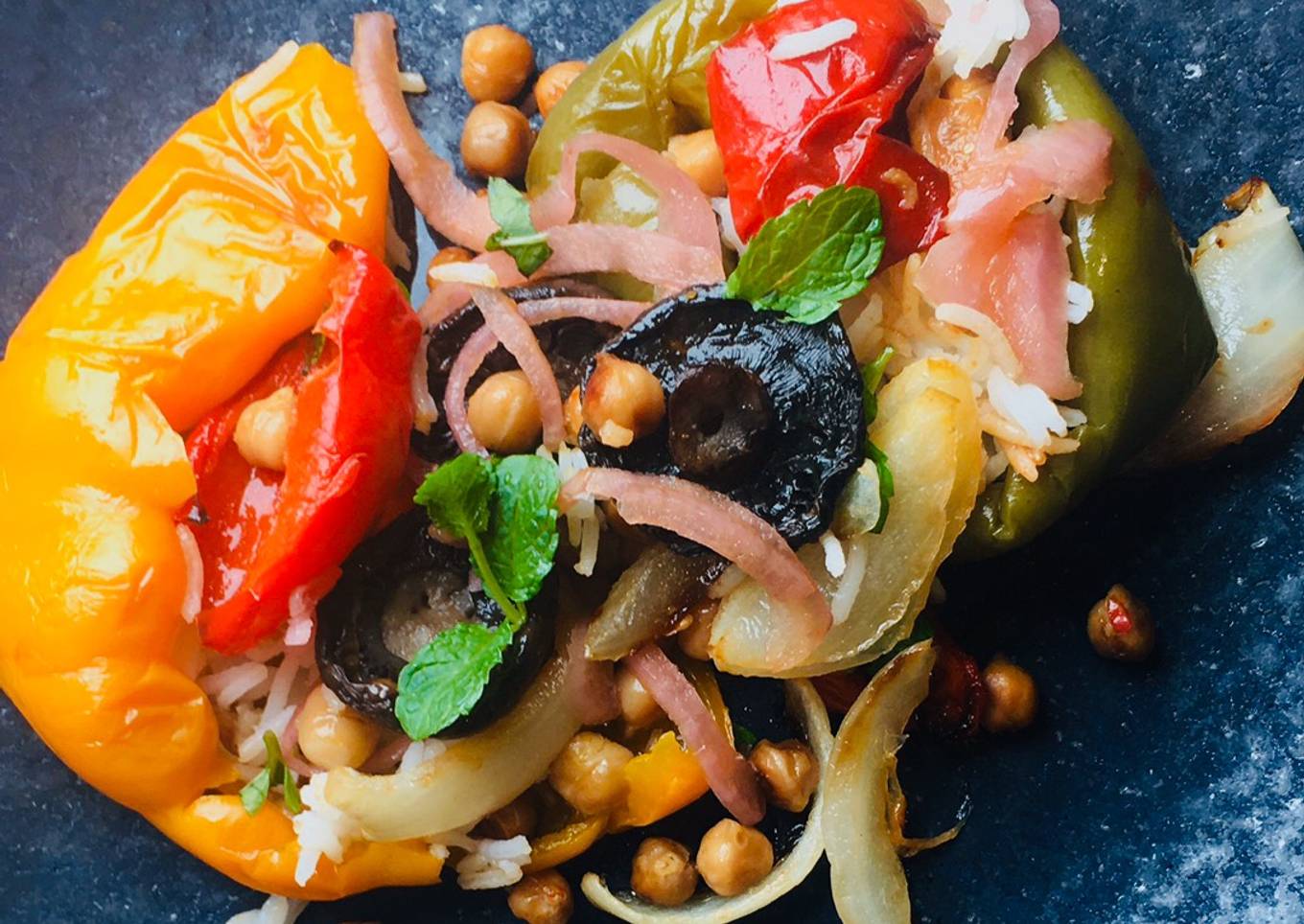 Roasted chickpeas, veggies and garlic 🌱