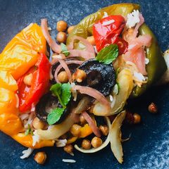 Roasted chickpeas, veggies and garlic 🌱 A picture of Roasted chickpeas, veggies and garlic 🌱.