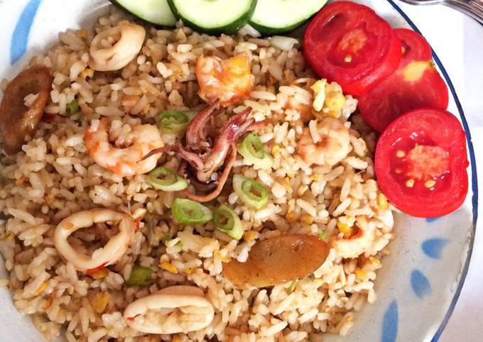 Langkah Mudah untuk Menyiapkan Nasi goreng seafood yang Lezat
