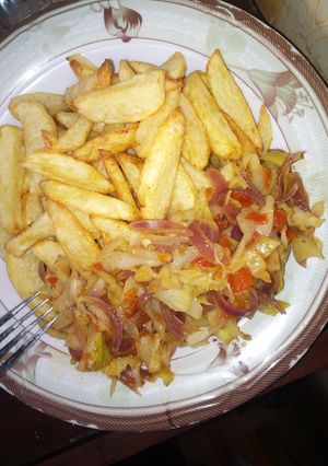 A picture of Fried potatoes and cabbage sauce.