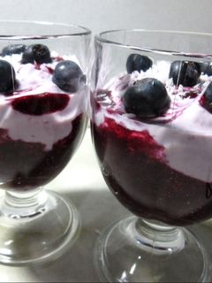 Áfonyás-joghurtos pohárkrém recept fotója