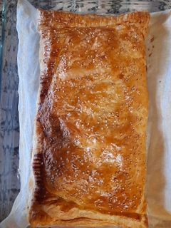 Una foto de Hojaldre relleno de jamón, queso y champiñones