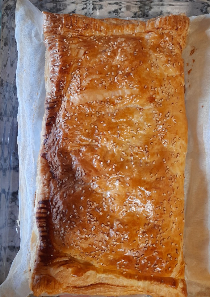 Una foto de Hojaldre relleno de jamón, queso y champiñones
