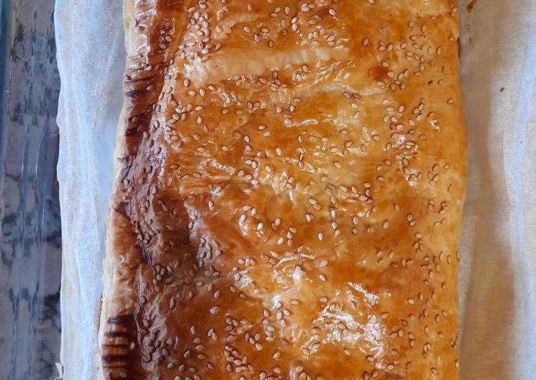 Hojaldre relleno de jamón, queso y champiñones