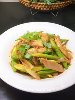 Hình của món Gà xào măng tây.