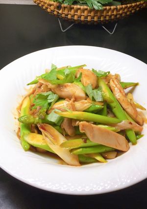 Hình của món Gà xào măng tây.