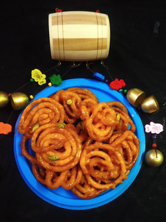 जलेबी (jalebi recipe in Hindi) रेसिपी मुख्य फोटो