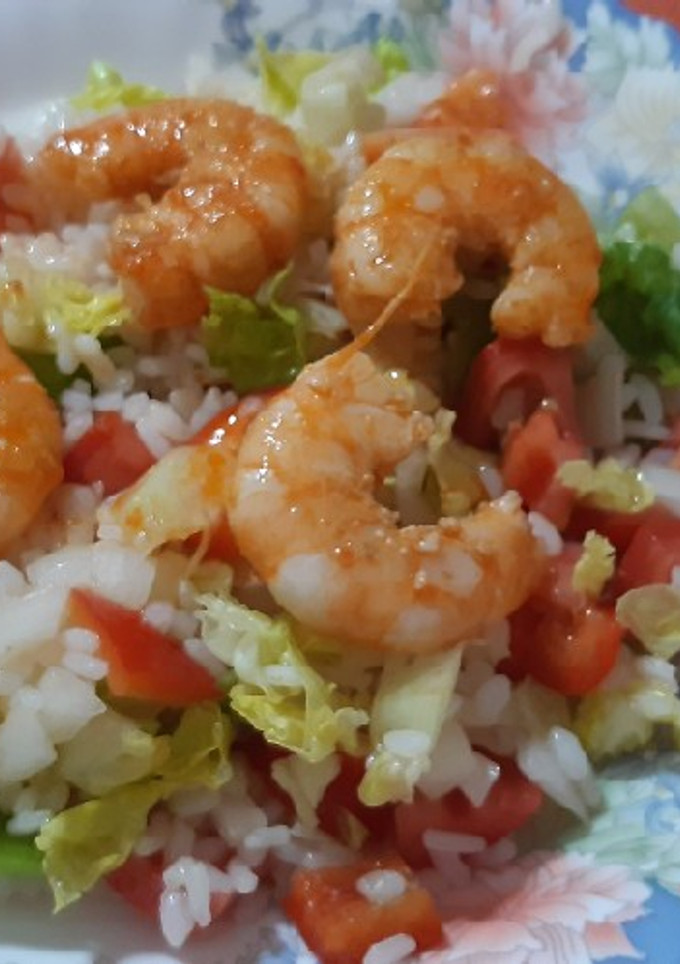 Una foto de Ensalada de arroz y langostinos con sabor a mar