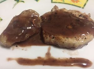Una foto de Bifes de cerdo con salsa malbec