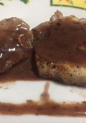 Una foto de Bifes de cerdo con salsa malbec