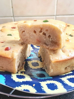 Una foto de Budín de limón con pera y frutas escurridas