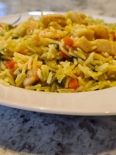 Una foto de Arroz frito con curry y gambas