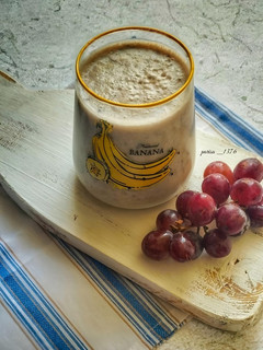 عکسی از دستور اسموتی انگور و موز 🍌🍇