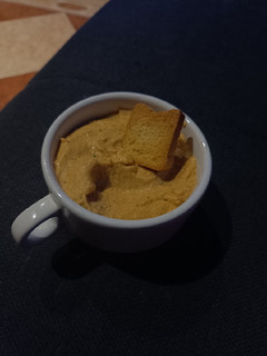 Una foto de Hummus de garbanzo, picoteo