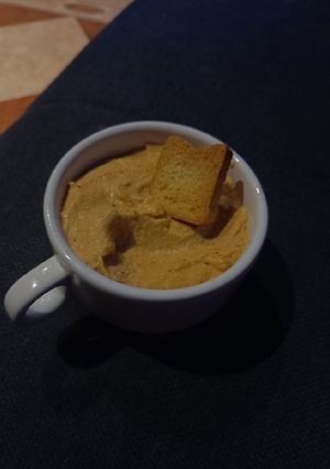 Una foto de Hummus de garbanzo, picoteo