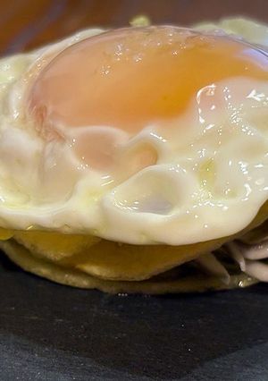 Una foto de Papas, gulas y huevo frito