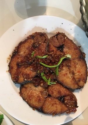 Hình của món Cá thu chiên sốt tỏi ớt.