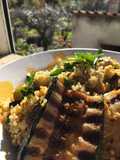 Quinoa com legumes salteados e curgete grelhada