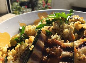 Foto de Quinoa com legumes salteados e curgete grelhada