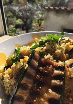 Foto de Quinoa com legumes salteados e curgete grelhada