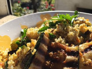 Quinoa com legumes salteados e curgete grelhada