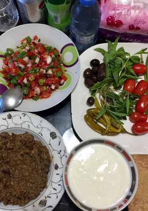 صورة لوصفة مجدرة حمرة و سلطة عربية على طريقة المهندس محمد شحرور