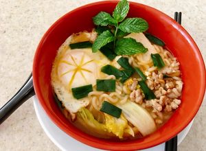 Hình của món Mì kim chi đậu hũ thịt bằm.