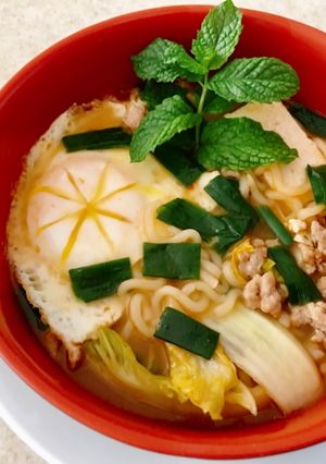 Hình của món Mì kim chi đậu hũ thịt bằm.
