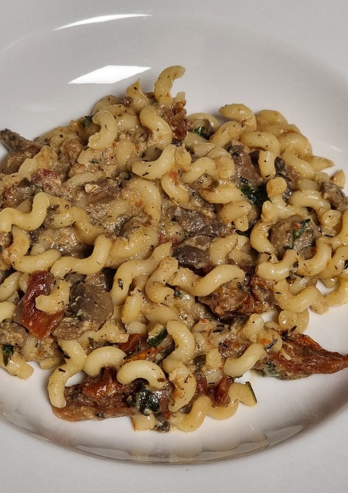 Una foto de Fusilli lunghi con setas