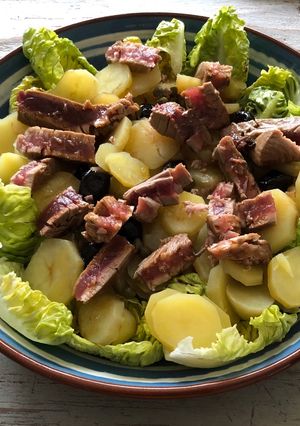 Une photo de Salade de pommes de terre et thon mi cuit