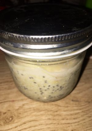 Hình của món Breakfast healthy: Yến mạch ngủ đêm với chuối bột hạnh nhân.