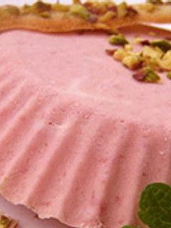 Jeges málnahab pisztáciás keksszel recept fotója