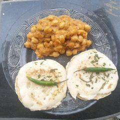 A picture of Chhole Kulcha.