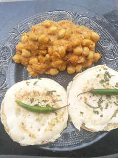 A picture of Chhole Kulcha.