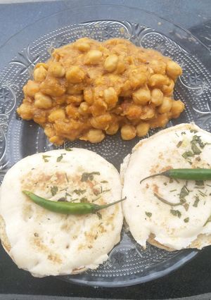 A picture of Chhole Kulcha.