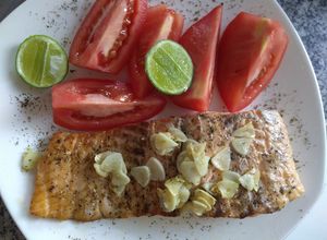Una foto de Filete de salmón sellado en láminas de ajo adobado con hierbas de mi huerta