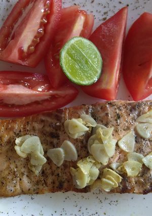 Una foto de Filete de salmón sellado en láminas de ajo adobado con hierbas de mi huerta
