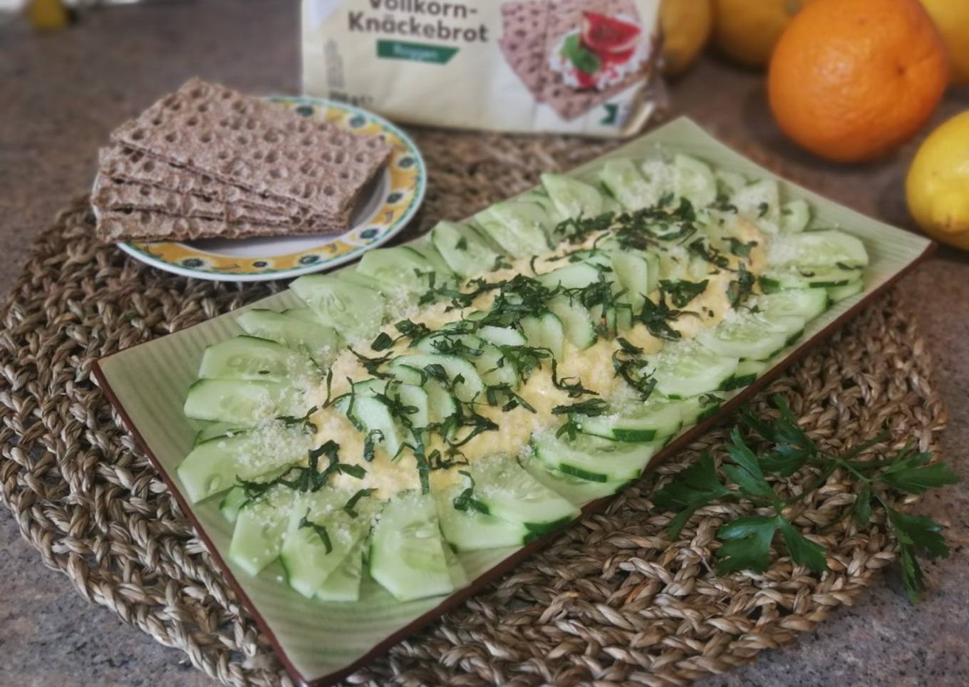 Carpaccio de pepino con aderezo al curry y cúrcuma