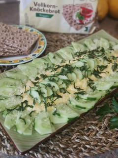 Una foto de Carpaccio de pepino con aderezo al curry y cúrcuma