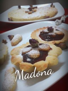 صورة لوصفة المبروشه وميني تارت 🥧🥧 بمربى الفريز 🍓🍓