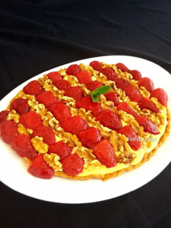 Una foto de Tarta de masa quebrada crema pastelera y fresas