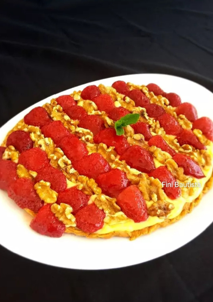 Una foto de Tarta de masa quebrada crema pastelera y fresas