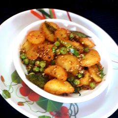 A picture of Crispy aalu matar.
