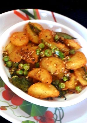 A picture of Crispy aalu matar.