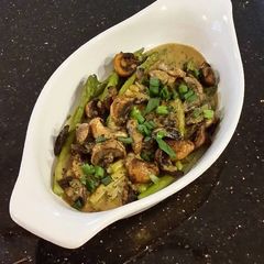 A picture of Asparagus and Mushrooms with Lemon Butter Sauce.