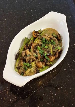 A picture of Asparagus and Mushrooms with Lemon Butter Sauce.