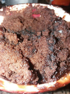 Una foto de Mugcake de chocolate y trocitos de oreo