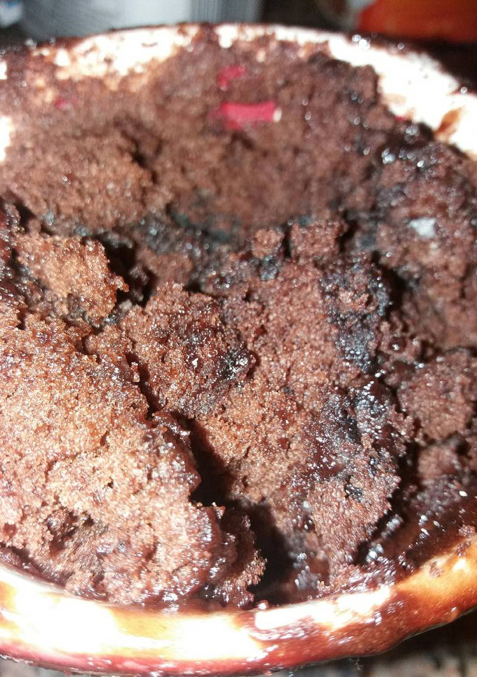 Una foto de Mugcake de chocolate y trocitos de oreo