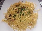 Una foto de spaghetti bacon